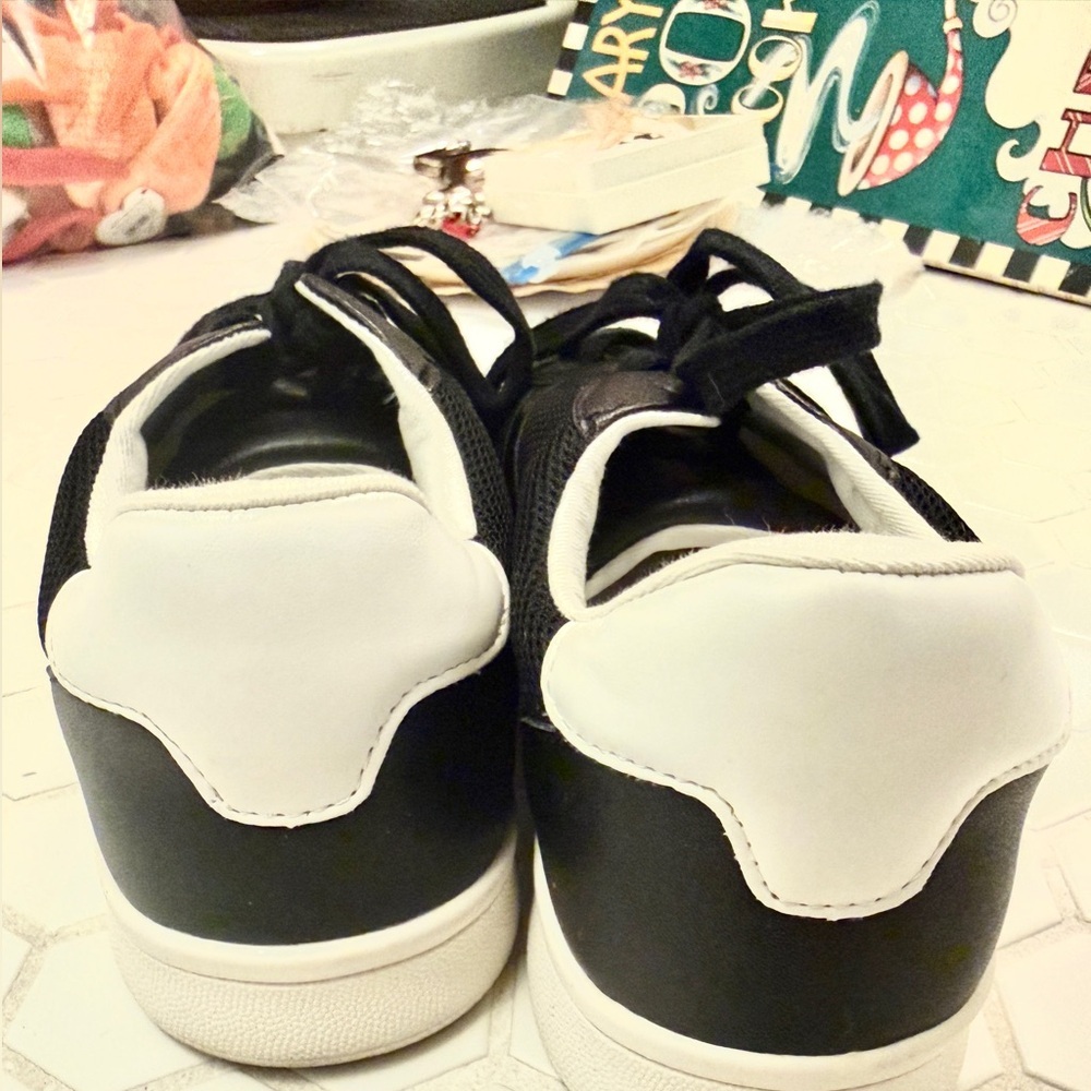Old Navy Women’s Sneakers Black & White 8 - Picture 6 of 6